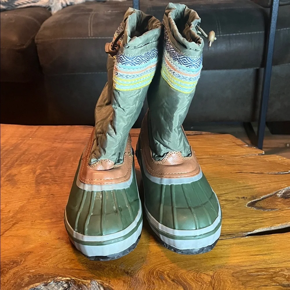 The Sak Daley Duck Boots Women’s Size 6 Green Woven Trim Waterproof Snow Boots